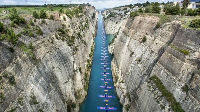 Διασχίζοντας τον Ισθμό της Κορίνθου, όχι με πλοίο, αλλά με αεροπλάνο. Θεαματικό εγχείρημα της Red Bull.